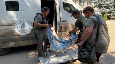 “Молимося Богу перед тим, як заїхати”: волонтери евакуювали з Дружківки сімох людей