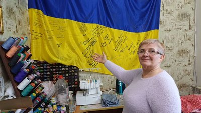 Жителька Малина Галина Гулак безоплатно шиє і ремонтує одяг для військових
