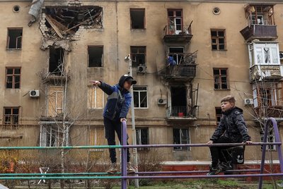 Діти граються на майданчику біля пошкодженого російським дроном будинку у Краматорську 9 квітня 2025 року Діти граються на майданчику біля пошкодженого російським дроном будинку у Краматорську 9 квітня 2025 року