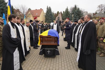 В Ужгороді попрощалися із загиблим захисником, поліцейським Юрієм Василиженком В Ужгороді попрощалися із загиблим захисником, поліцейським Юрієм Василиженком