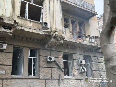 "Гучний вибух, помаранчевий колір, скло": РФ атакувала Одесу, пошкоджено будинок, є травмовані "Гучний вибух, помаранчевий колір, скло": РФ атакувала Одесу, пошкоджено будинок, є травмовані