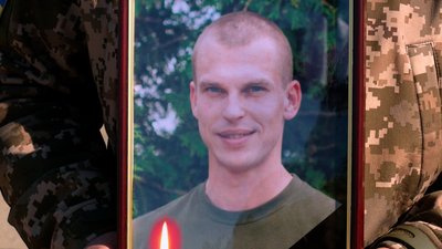"Сподівалися, що він у полоні": у Городні на Чернігівщині попрощалися з прикордонником Сергієм Луговським "Сподівалися, що він у полоні": у Городні на Чернігівщині попрощалися з прикордонником Сергієм Луговським