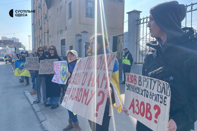 "Чекаємо обмінів": в Одесі відбулась мовчазна акція на підтримку військовополонених "Чекаємо обмінів": в Одесі відбулась мовчазна акція на підтримку військовополонених
