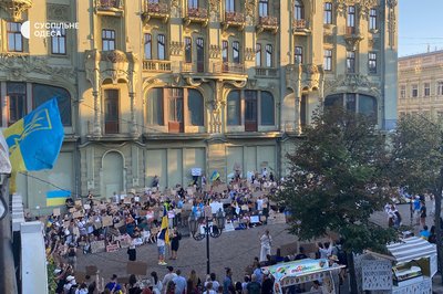 Одесити вдруге вийшли на акцію проти законопроєкту, що послаблює НАБУ та САП Одесити вдруге вийшли на акцію проти законопроєкту, що послаблює НАБУ та САП