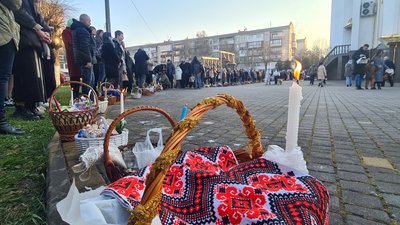 Віряни чекають на освячення великодніх кошиків у Соборі Різдва Христового у Чернівцях Віряни чекають на освячення великодніх кошиків у Соборі Різдва Христового у Чернівцях