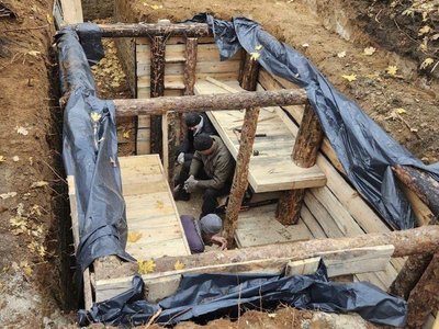 Жителі Рівненщини їздили на Донеччину будувати фортифікаційні споруди