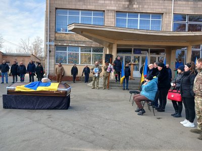 На Тальнівщині поховали загиблого бійця Дмитра Деменчука На Тальнівщині поховали загиблого бійця Дмитра Деменчука