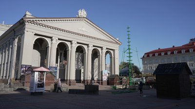 Центральну ялинку почали встановлювати на Театральній площі в Рівному Центральну ялинку почали встановлювати на Театральній площі в Рівному
