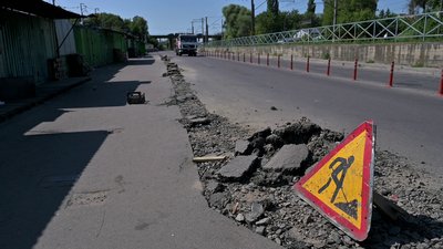 На сесії Рівнеради почалася суперечка через траншею та оренду ділянок на ринку На сесії Рівнеради почалася суперечка через траншею та оренду ділянок на ринку