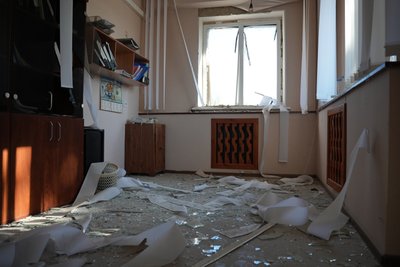 Поранений охоронець, пошкоджене житло: наслідки обстрілу підприємства у Сумах Поранений охоронець, пошкоджене житло: наслідки обстрілу підприємства у Сумах