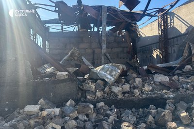 Згорілі автомобілі та зруйнований автомагазин: наслідки нічної атаки РФ на Одещину Згорілі автомобілі та зруйнований автомагазин: наслідки нічної атаки РФ на Одещину