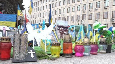 Два роки алеї пам’яті на майдані Корольова у Житомирі: встановили 316 прапорців Два роки алеї пам’яті на майдані Корольова у Житомирі: встановили 316 прапорців