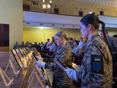 "Світлий обовʼязок памʼяті": у Черкасах рідним загиблих військових вручили нагороди "Світлий обовʼязок памʼяті": у Черкасах рідним загиблих військових вручили нагороди