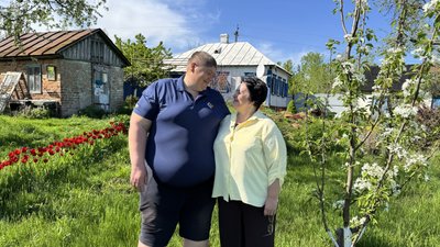 На Сумщині подружжя з Лебедина засадило пагорб в селі тисячею тюльпанів На Сумщині подружжя з Лебедина засадило пагорб в селі тисячею тюльпанів