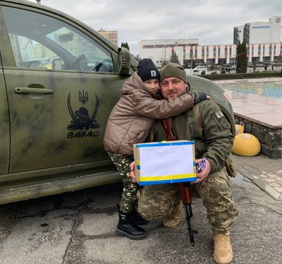 "Вони ж нас захищають": 9-річна школярка з Рівненщини продає картини, щоб допомогти ЗСУ "Вони ж нас захищають": 9-річна школярка з Рівненщини продає картини, щоб допомогти ЗСУ