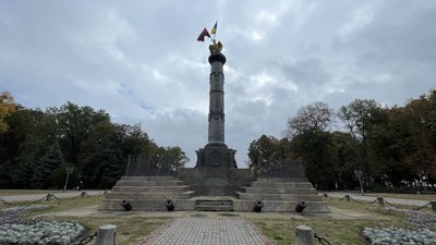 Полтавська художниця облила червоною фарбою Монумент Слави у Корпусному парку Полтавська художниця облила червоною фарбою Монумент Слави у Корпусному парку