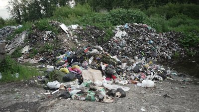 Люди скаржаться на сміттєзвалище поблизу села Дубини на Рівненщині Люди скаржаться на сміттєзвалище поблизу села Дубини на Рівненщині