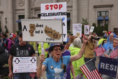 У США люди почали виходити на протести проти "військового параду Трампа"