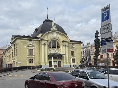 Від вовчого лісу до театру: як змінювалася Театральна площа у Чернівцях за понад двісті років Від вовчого лісу до театру: як змінювалася Театральна площа у Чернівцях за понад двісті років