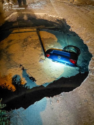 В Одесі автомобіль провалився під землю в яму з водою: водій встиг врятуватися