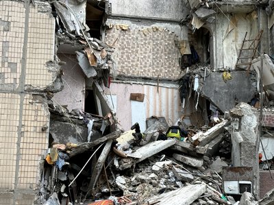 Армія РФ скинула авіабомбу на багатоповерхівку в Костянтинівці: під завалами може бути людина Армія РФ скинула авіабомбу на багатоповерхівку в Костянтинівці: під завалами може бути людина