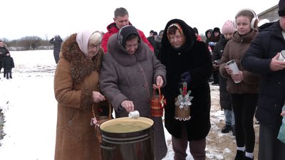 "Відчути душею і тілом": як жителі Рівненщини молились та занурювались у воду на Водохреще "Відчути душею і тілом": як жителі Рівненщини молились та занурювались у воду на Водохреще