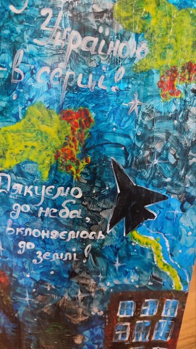 Розмалювали крило російського дрона: як волонтери на Рівненщині збирають донати Розмалювали крило російського дрона: як волонтери на Рівненщині збирають донати