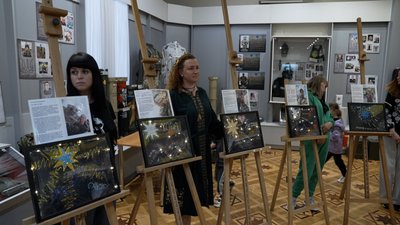 Малюють в пам'ять про загиблих коханих: на Вінниччині запустили проєкт "Зірка мого Героя" Малюють в пам'ять про загиблих коханих: на Вінниччині запустили проєкт "Зірка мого Героя"