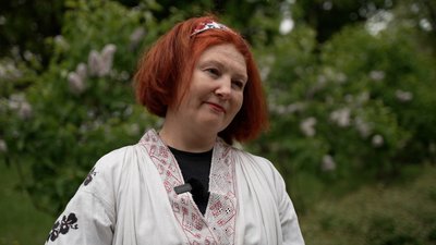На рядні зі знищеного села вишили "стійкість": до Дня вишиванки у Чернігові влаштували перформанс На рядні зі знищеного села вишили "стійкість": до Дня вишиванки у Чернігові влаштували перформанс