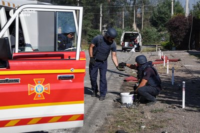 Сапери збирають снаряди у селі Мила на Київщині, куди вдень 29 серпня 2026 року вдарив російський безпілотник. Удар спричинив пожежу на складах, а згодом — детонацію, через те, що там зберігались військові снаряди Сапери збирають снаряди у селі Мила на Київщині, куди вдень 29 серпня 2026 року вдарив російський безпілотник. Удар спричинив пожежу на складах, а згодом — детонацію, через те, що там зберігались військові снаряди