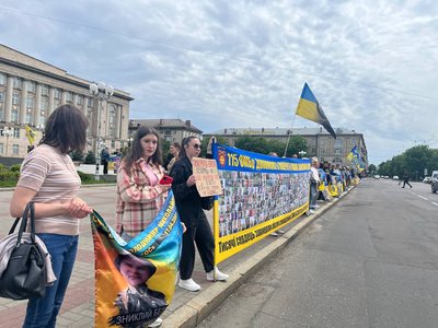 "Наш обовʼязок нагадувати про них": у Черкасах відбулася акція на підтримку зниклих та полонених "Наш обовʼязок нагадувати про них": у Черкасах відбулася акція на підтримку зниклих та полонених