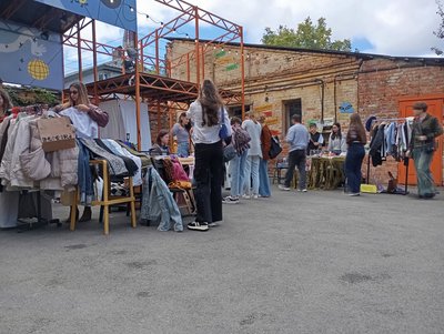 На барахолці в Сумах збирали гроші для військових На барахолці в Сумах збирали гроші для військових