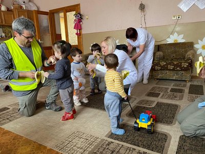Волонтери з Іспанії привезли гумдопомогу дітям, які проживають в Обласному будинку дитини на Закарпатті Волонтери з Іспанії привезли гумдопомогу дітям, які проживають в Обласному будинку дитини на Закарпатті