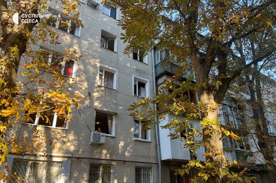 Вибиті вікна та пошкоджені автівки: фото наслідків від російської атаки БпЛА по Одесі Вибиті вікна та пошкоджені автівки: фото наслідків від російської атаки БпЛА по Одесі