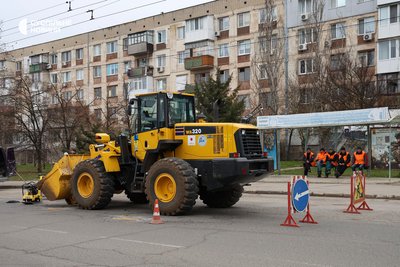 Комунальники заливають дірки в асфальті у Херсоні після ударів снарядів через російські обстріли Комунальники заливають дірки в асфальті у Херсоні після ударів снарядів через російські обстріли