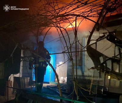 На Кіровоградщині внаслідок російської атаки загорівся житловий будинок На Кіровоградщині внаслідок російської атаки загорівся житловий будинок