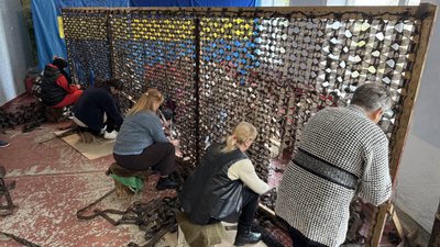 Жінки зі Степівської громади понад два роки плетуть сітки для українських оборонців Жінки зі Степівської громади понад два роки плетуть сітки для українських оборонців