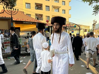 Гуляння під час війни: як хасиди зустрічають 5786 рік — фоторепортаж з Умані