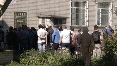 У Черкасах черги до ТЦК: набув чинності новий закон про мобілізацію У Черкасах черги до ТЦК: набув чинності новий закон про мобілізацію