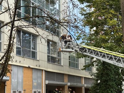 РФ атакувала середмістя Дніпра, зайнялася пожежа РФ атакувала середмістя Дніпра, зайнялася пожежа