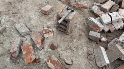 Як у Харкові волонтери рятують 150-річну цеглу з розбитої авіаударом історичної будівлі Як у Харкові волонтери рятують 150-річну цеглу з розбитої авіаударом історичної будівлі