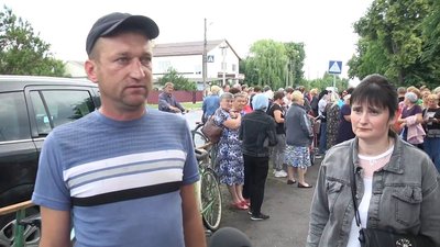 Жителі Баранівки на Житомирщині знову прийшли під ТЦК: вимагають справедливого розслідування справи про побиття чоловіка Жителі Баранівки на Житомирщині знову прийшли під ТЦК: вимагають справедливого розслідування справи про побиття чоловіка
