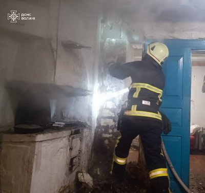 Несправний димар і замикання електромережі: на Волині горіли хата і госпдарська споруда Несправний димар і замикання електромережі: на Волині горіли хата і госпдарська споруда