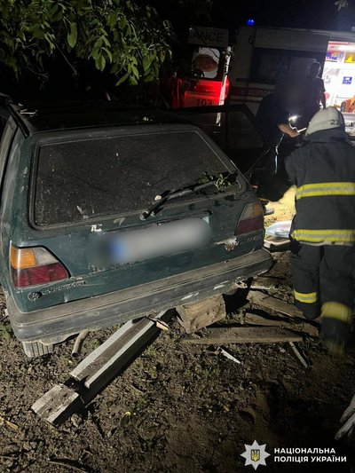 Двоє людей загинули, ще двоє — у лікарні: на Вінниччині автомобіль зіткнувся з деревом Двоє людей загинули, ще двоє — у лікарні: на Вінниччині автомобіль зіткнувся з деревом