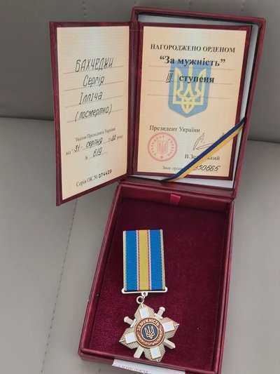 На Одещині родині загиблого військового вручили його нагороду "За мужність" На Одещині родині загиблого військового вручили його нагороду "За мужність"