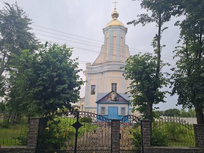 Конфлікт між вірянами ПЦУ та УПЦ у селі Старосільці на Житомирщині: священнослужіння біля закритого храму Конфлікт між вірянами ПЦУ та УПЦ у селі Старосільці на Житомирщині: священнослужіння біля закритого храму