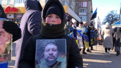 Декілька сотень людей підняли стяги: мирний мітинг на підтримку безвісти зниклих та полонених військових у Рівному Декілька сотень людей підняли стяги: мирний мітинг на підтримку безвісти зниклих та полонених військових у Рівному