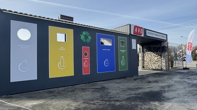 Велосипед і баскетбольні корзини: в Ужгороді відкрили восьмий екоострівець Велосипед і баскетбольні корзини: в Ужгороді відкрили восьмий екоострівець