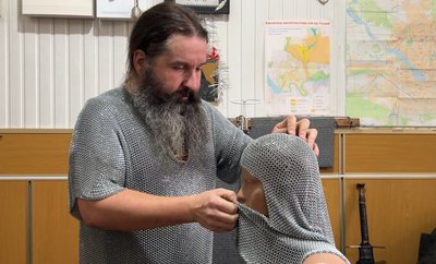 В Умані майстер відтворює стародавні обладунки В Умані майстер відтворює стародавні обладунки