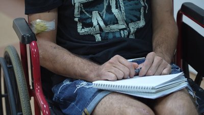 З перерізаним горлом 5 діб повз до українських позицій. На Дніпропетровщині лікують військового, який втік з полону РФ З перерізаним горлом 5 діб повз до українських позицій. На Дніпропетровщині лікують військового, який втік з полону РФ